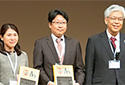 Dr Kitaura receives Juhn and Mary Wada Prize