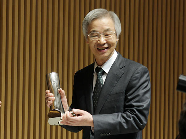 Prof. Sakimura at Niigata Nippo Award ceremony