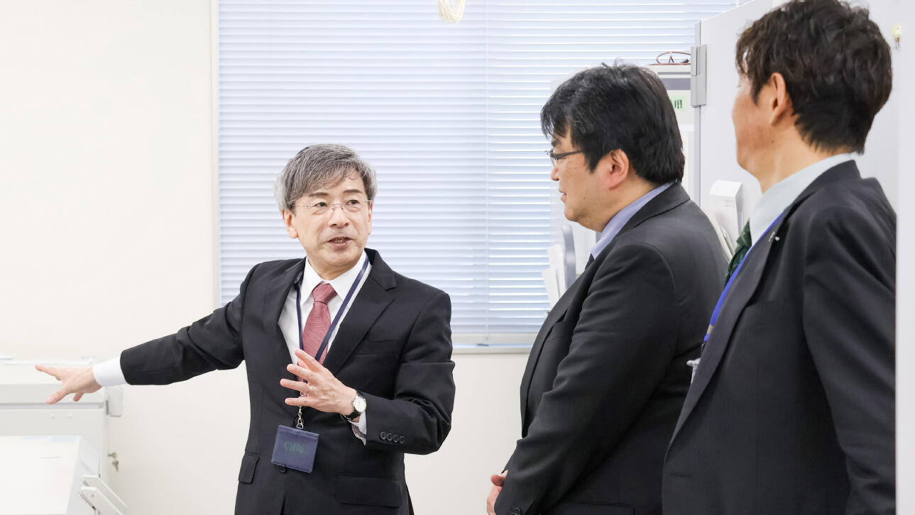 文部科学省の先﨑卓歩審議官が脳研究資源イニシアチブ推進センター（ChBRI シブリ）を視察されました