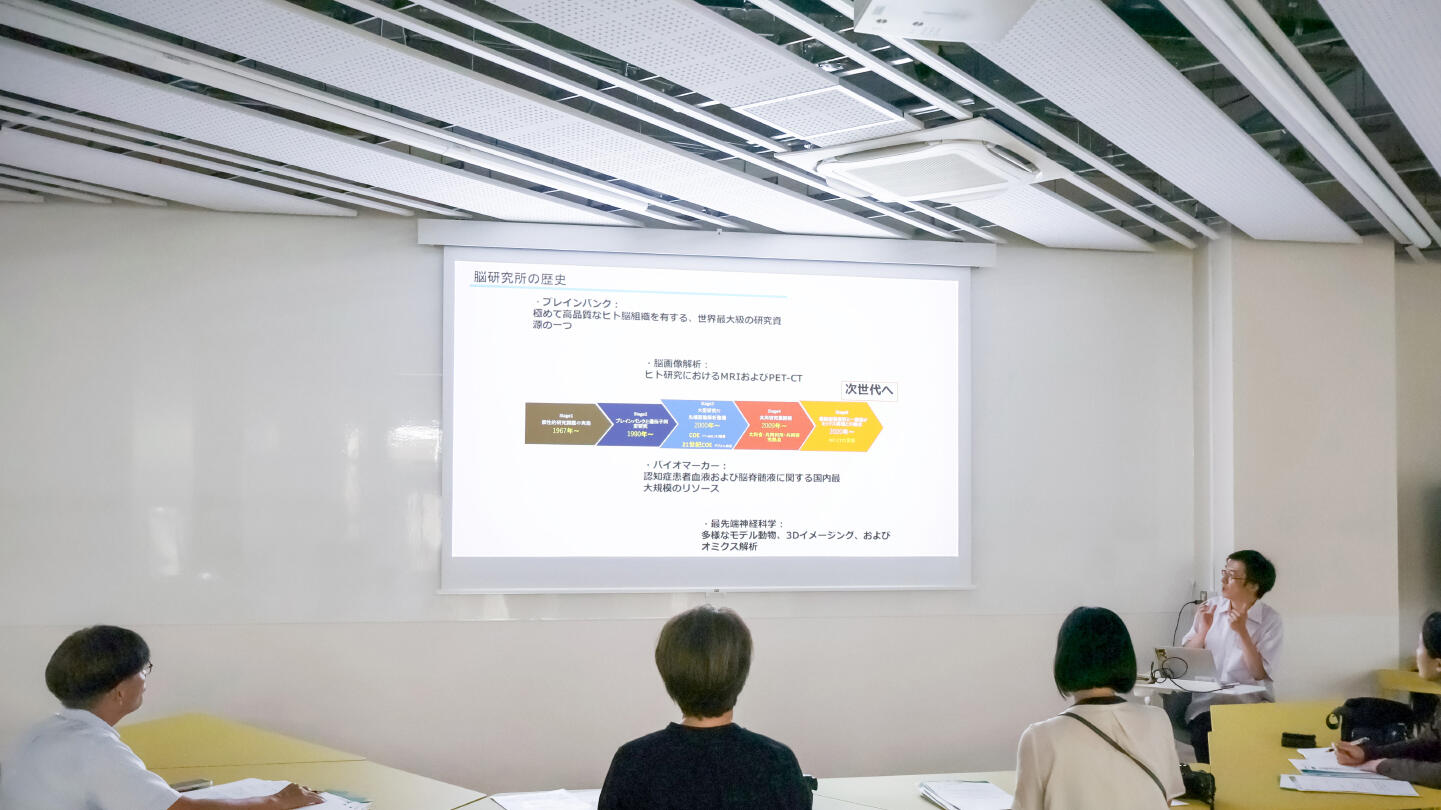 広報事務室主催の定例記者レクが開催されました