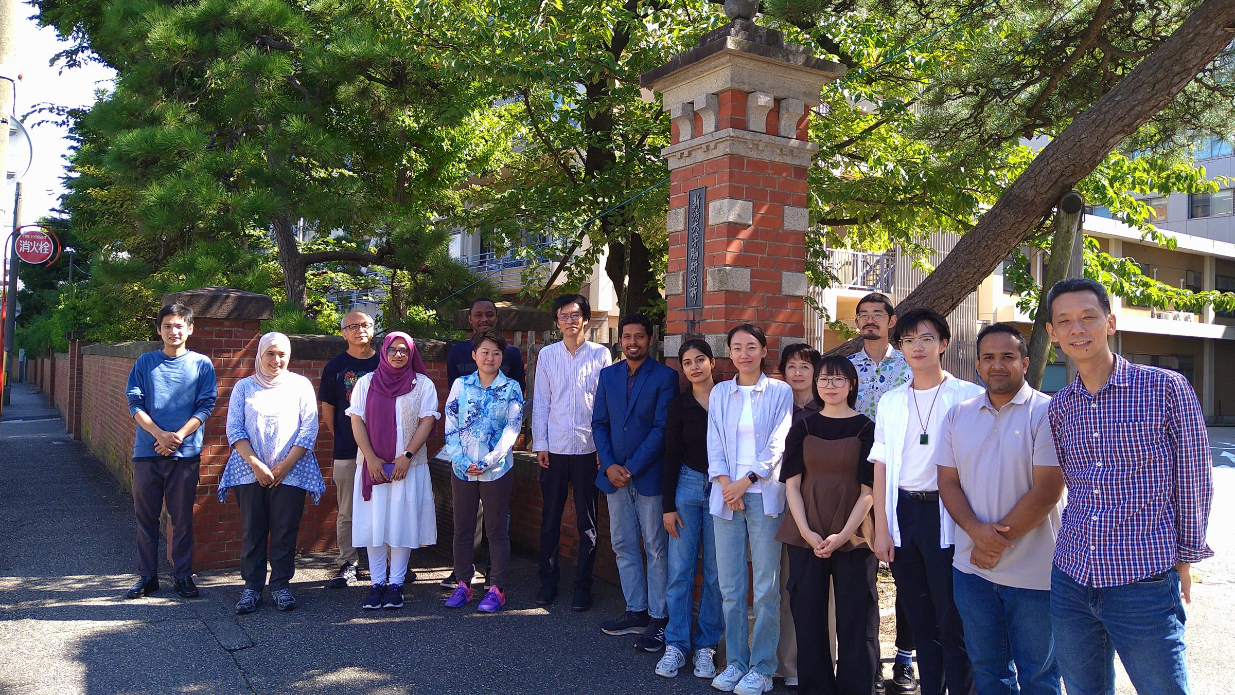 2026年9月17日、Md. Nazmul Islamさんの送別会で研究室メンバーと並ぶ集合写真。青いジャケットのIslamさんが中央付近に写っている。